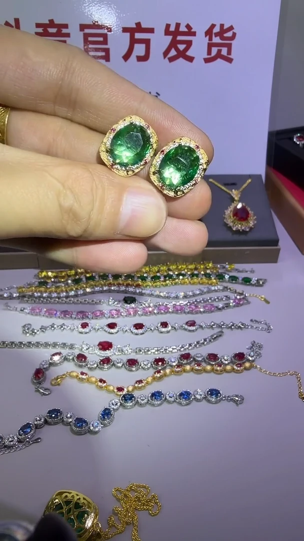 18K金镶嵌耳钉祖母绿812