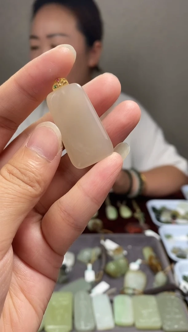 和田玉18K金镶嵌颈饰藕粉牌子