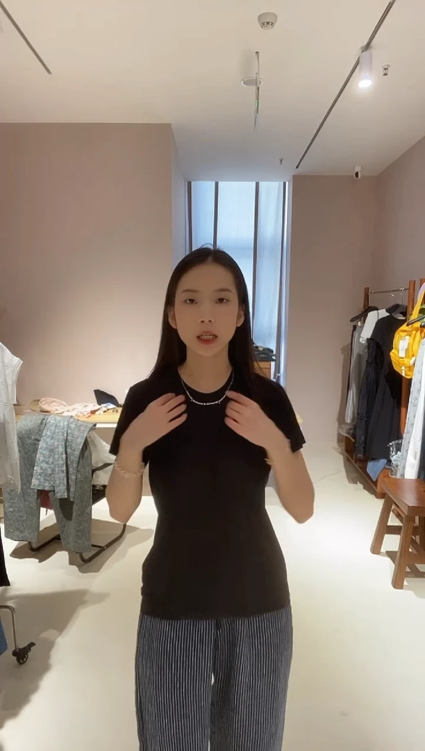 贝*妈黑色醋酸T恤149