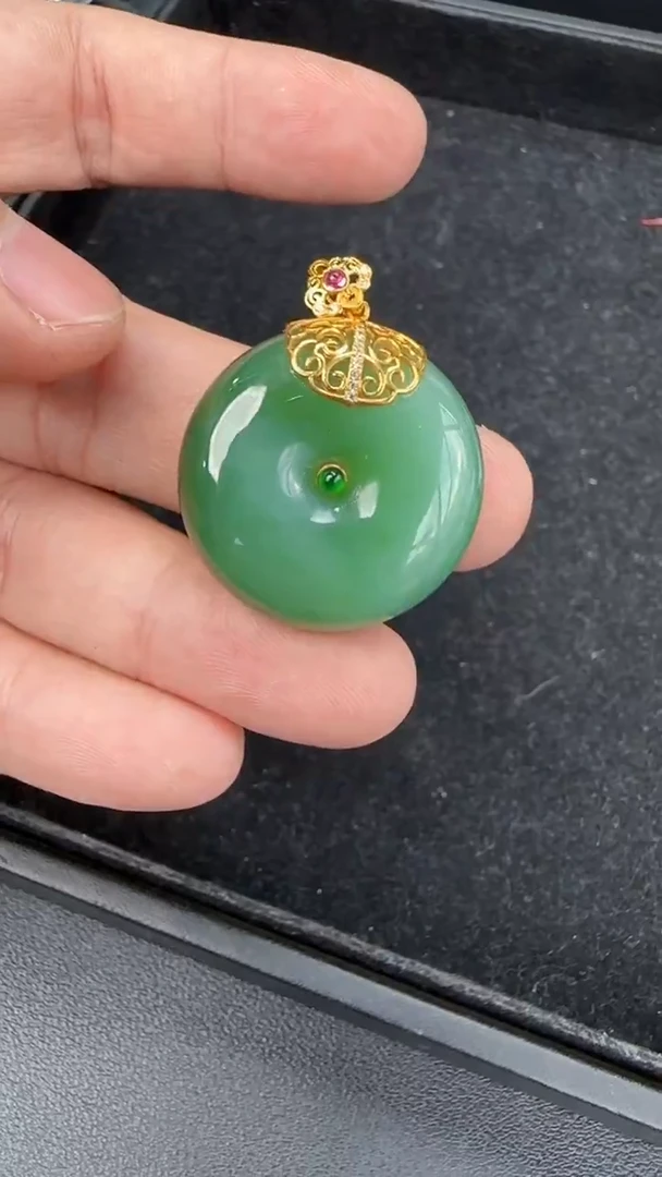 颈饰18K金镶嵌和田玉粉青平安扣