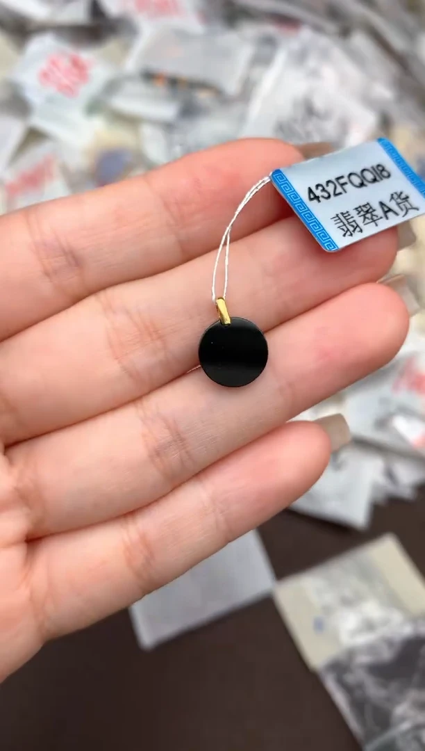 18K金镶嵌挂件翡翠一