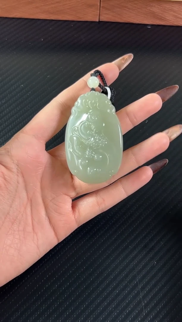 吊坠(赠链)未镶嵌和田玉且末近矿微色差吊坠