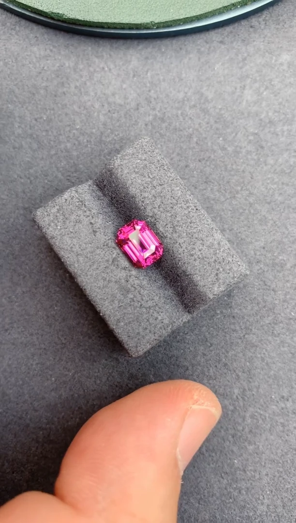 未镶嵌裸石石榴石（紫牙乌）2.1ct 紫牙乌