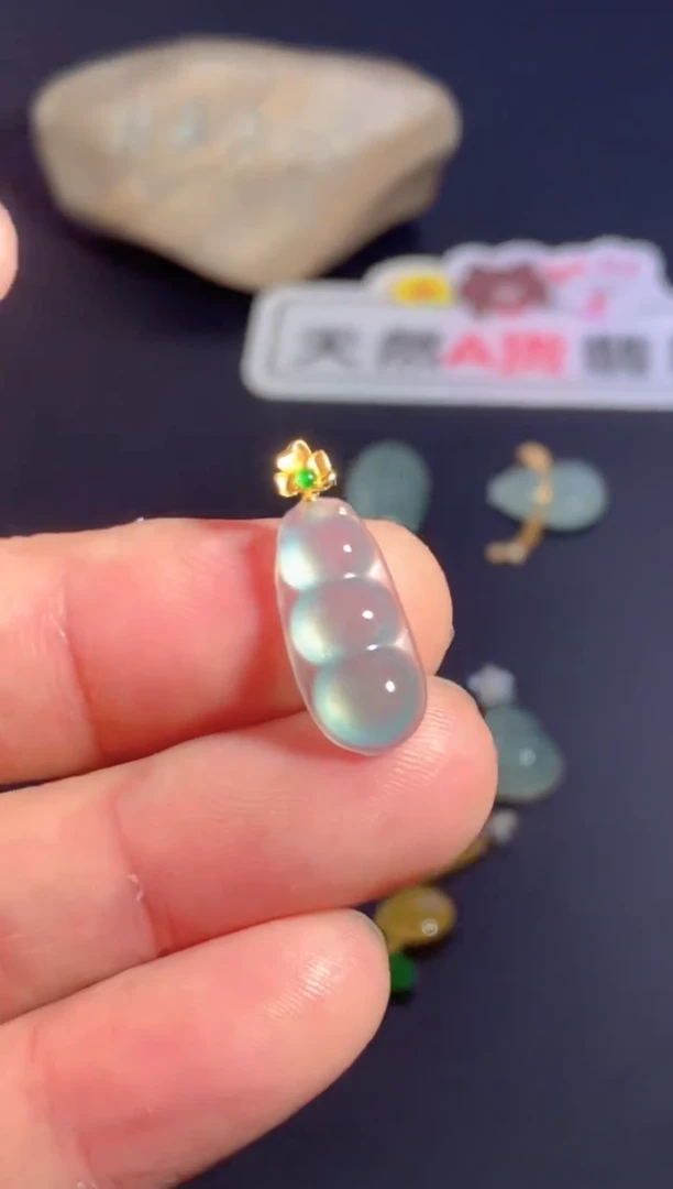 颈饰18K金镶嵌翡翠