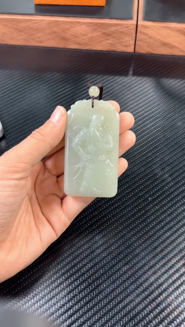 吊坠(赠链)未镶嵌和田玉且末微色差近矿k