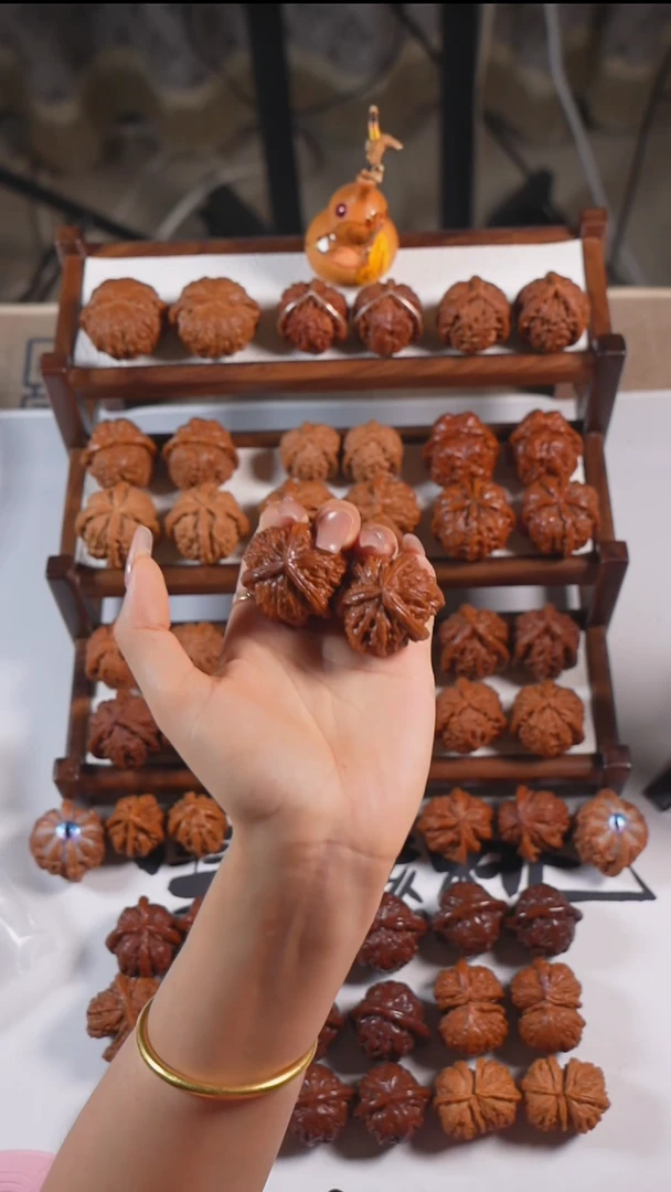 文玩核桃把件白狮子奔