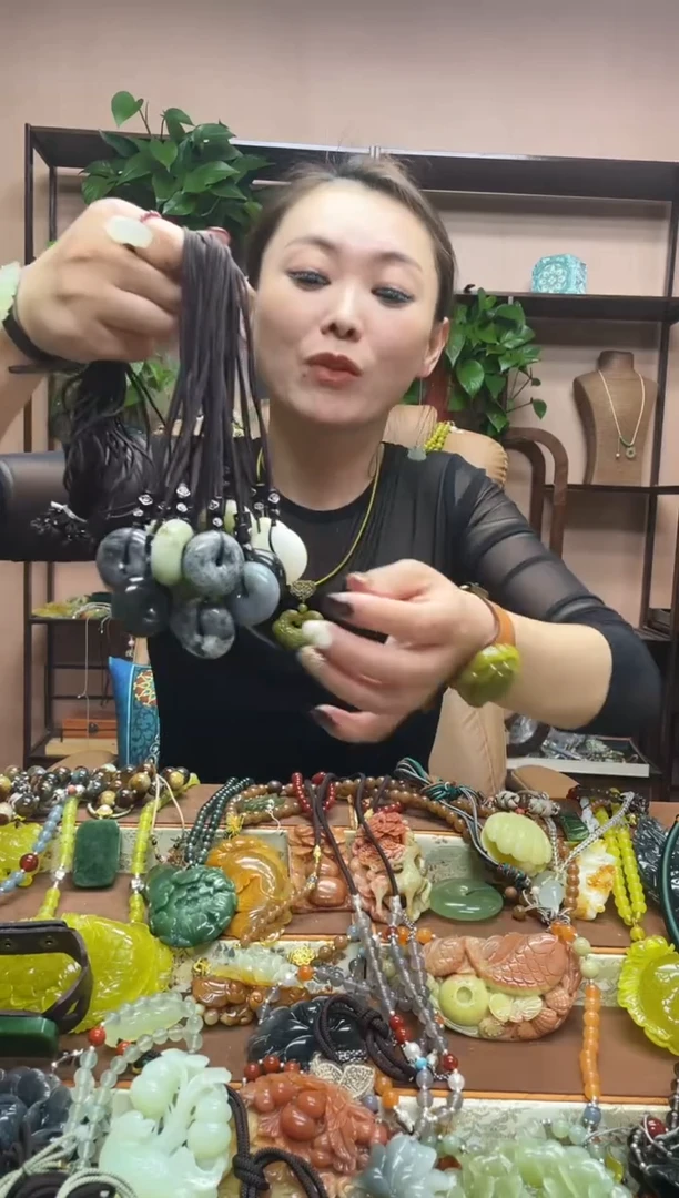 未镶嵌岫玉吊坠多样性发货发其中之一