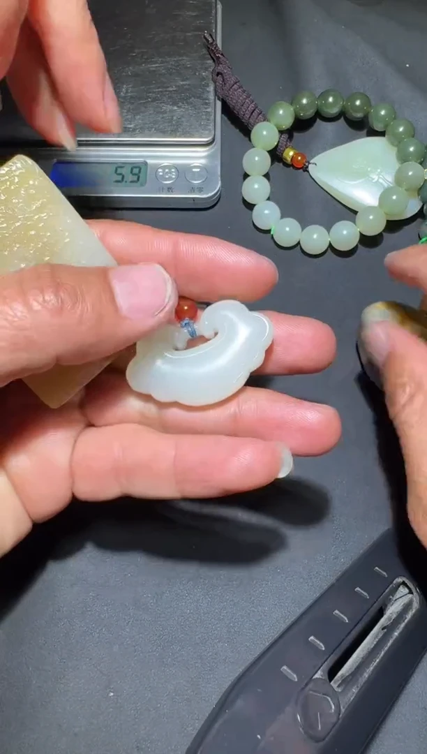 未镶嵌和田玉（糖玉）挂件和田玉