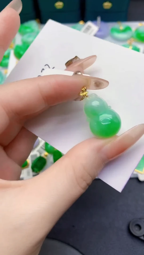 颈饰18K金镶嵌翡翠缅甸天然翡翠A货