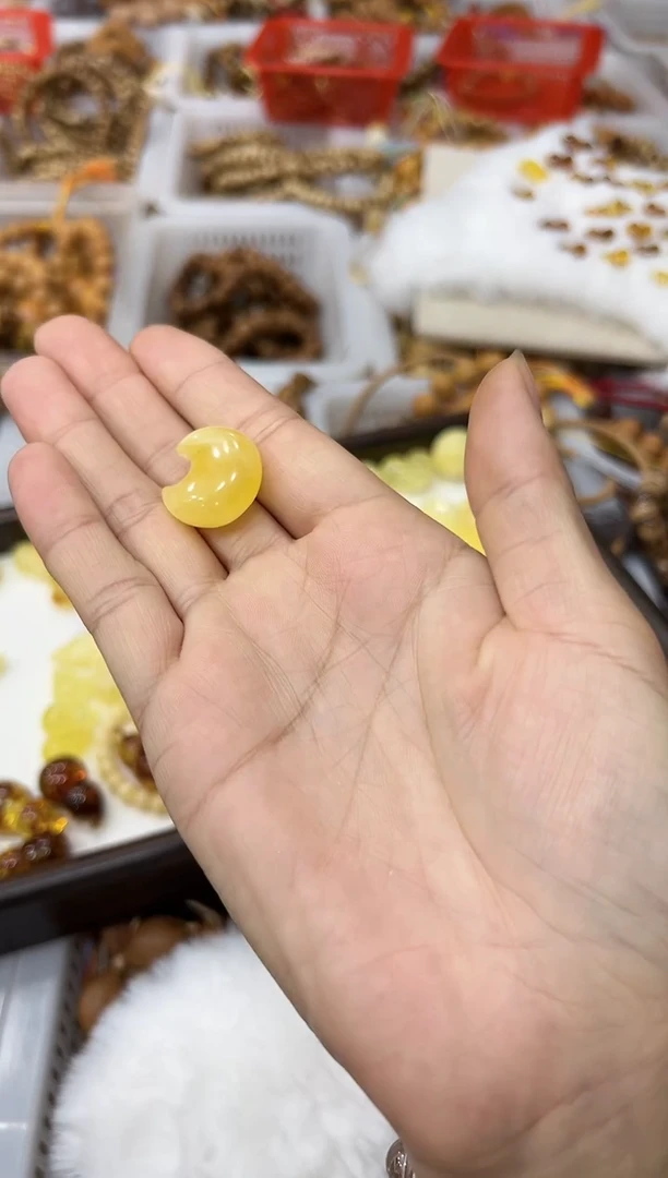 蜜蜡吊坠(赠链)未镶嵌小****m月亮1个2.2克*30