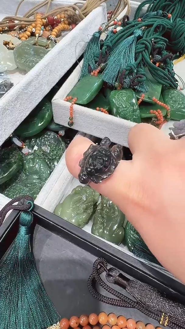 颈饰未镶嵌和田玉戒指