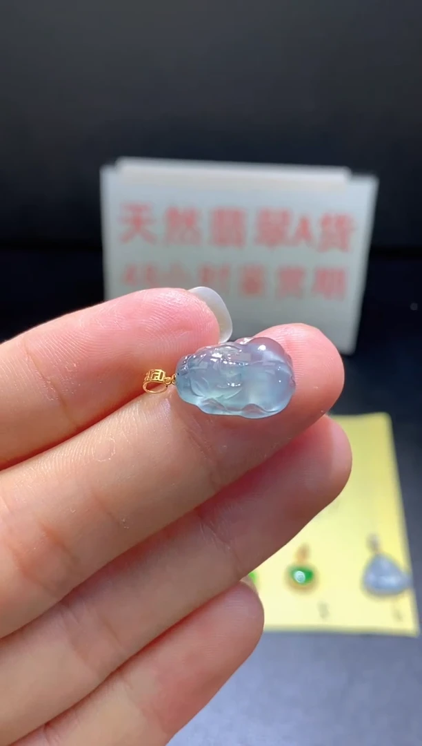 翡翠18K金镶嵌颈饰翡翠吊坠