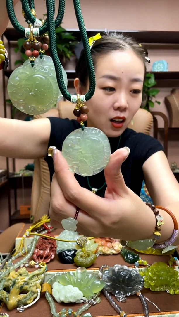未镶嵌岫玉吊坠多样性发货发其中之一