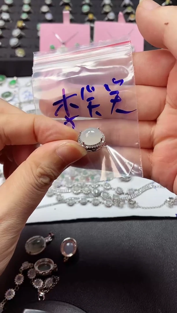 未镶嵌戒指翡翠李*笑翡翠吊坠