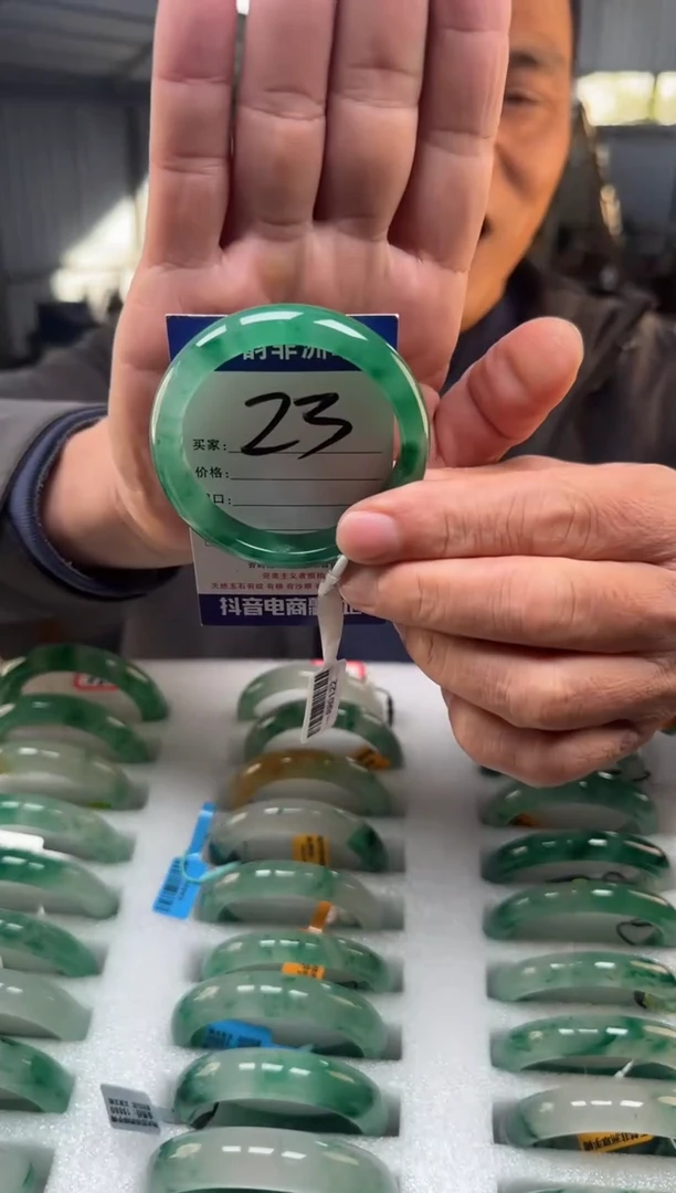 未镶嵌手镯石英质玉（非洲翠）52+