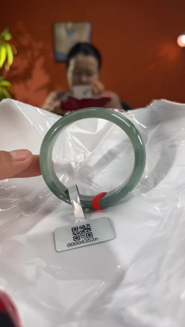 未镶嵌手镯（贵妃镯）翡翠翡翠手镯（微瑕）
