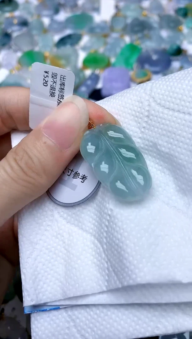 颈饰18K金镶嵌翡翠天然A货翡翠