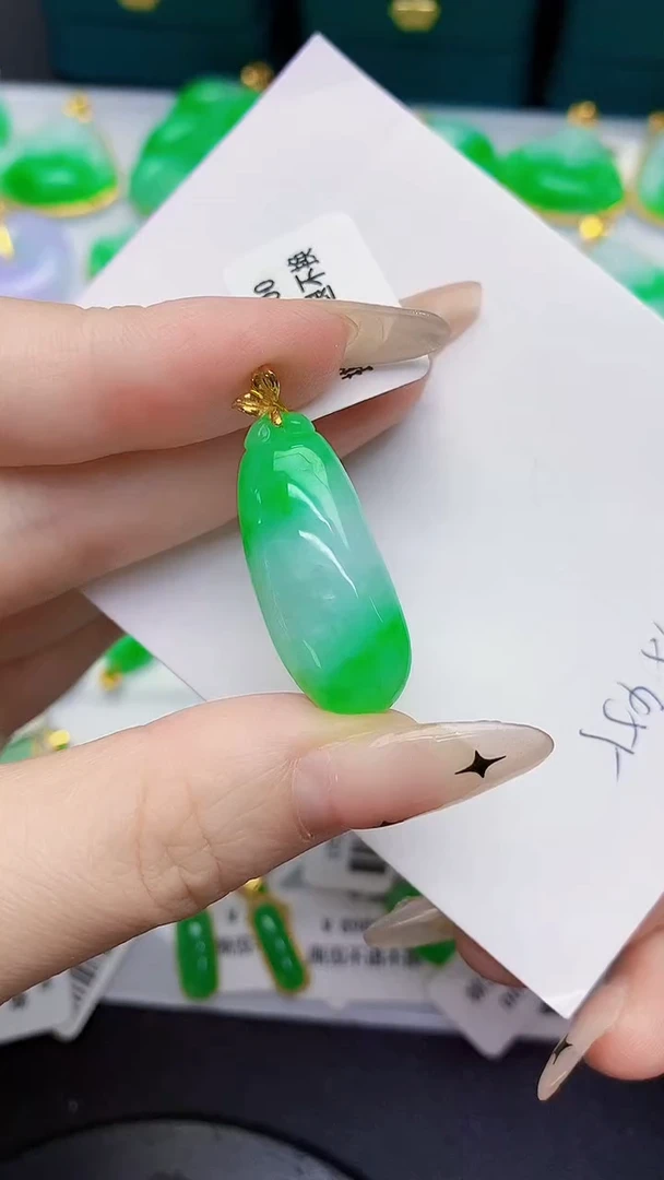 颈饰18K金镶嵌翡翠缅甸天然翡翠A货
