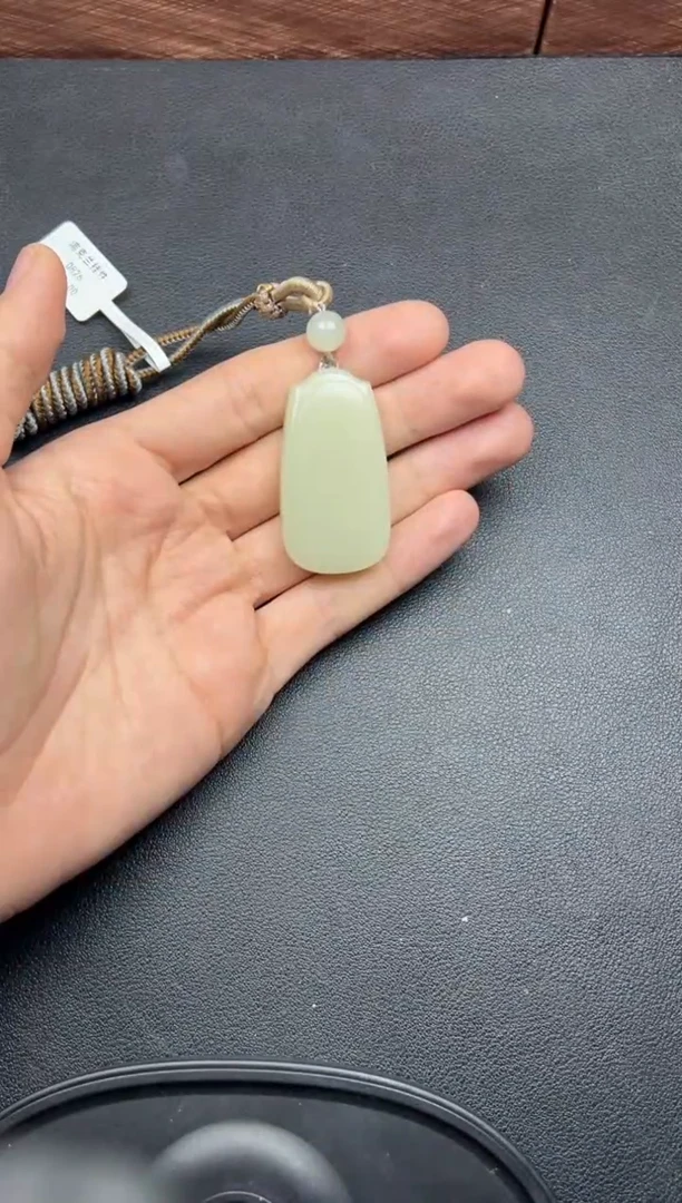 吊坠(赠链)未镶嵌和田玉且末微色差迪克兰一细吊坠