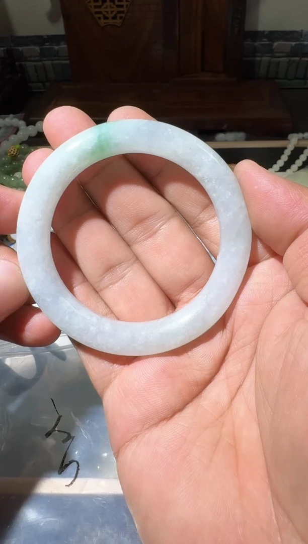 颈饰未镶嵌翡翠手镯