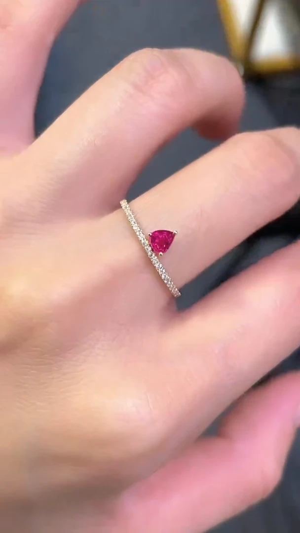 18K金镶嵌戒指红宝石主石：0.39ct