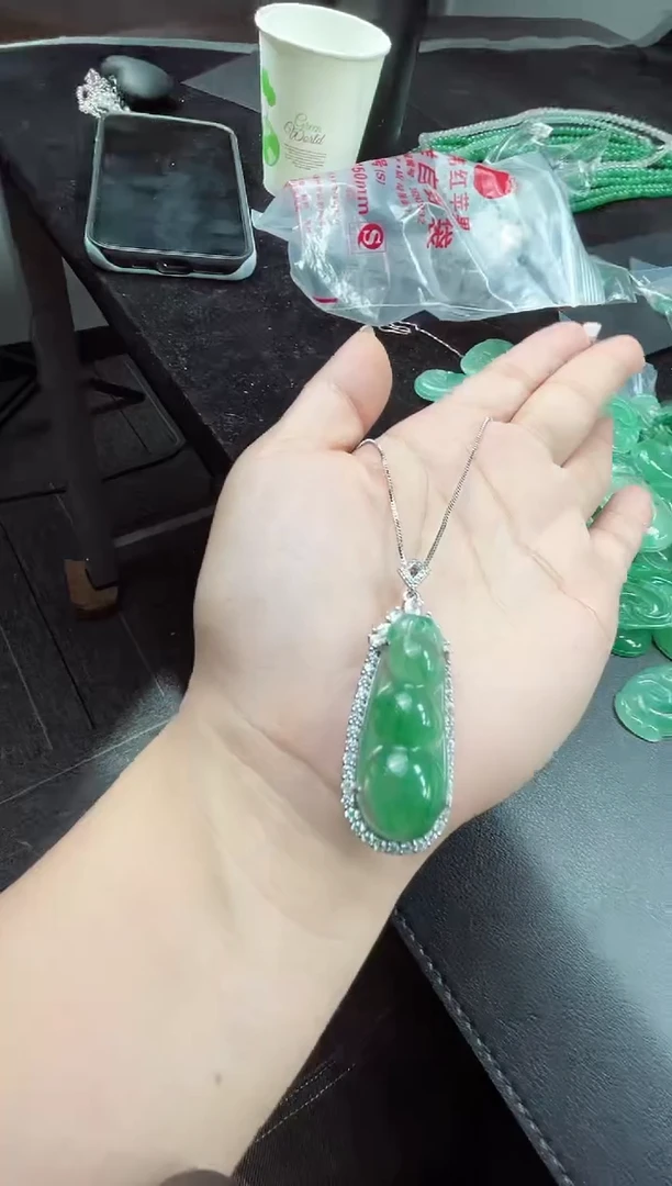 吊坠(赠链)合金石英质玉（非洲翠）6.292豆子