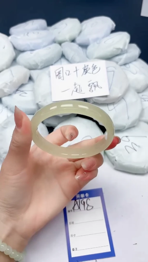 未镶嵌手镯石英质玉A198/64