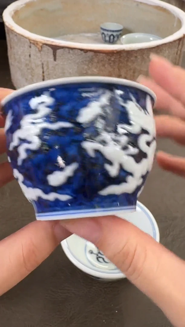 杯子三方器合蓝底堆雕龙纹小缸杯