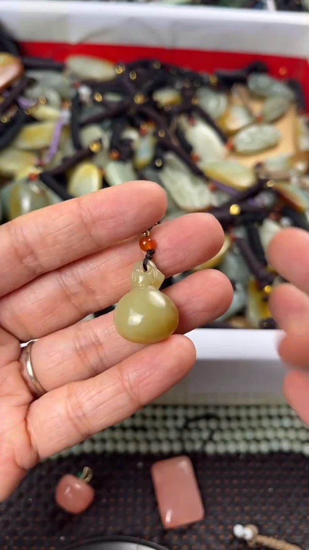 【闪购商品】和田玉颈饰未镶嵌多样性发货没有证书拍一发一有瑕