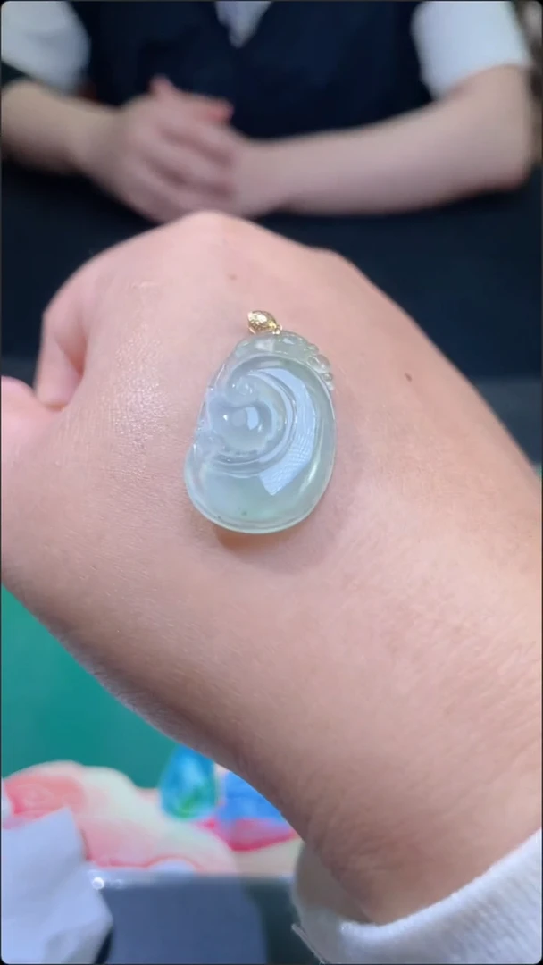 翡翠未镶嵌颈饰如意