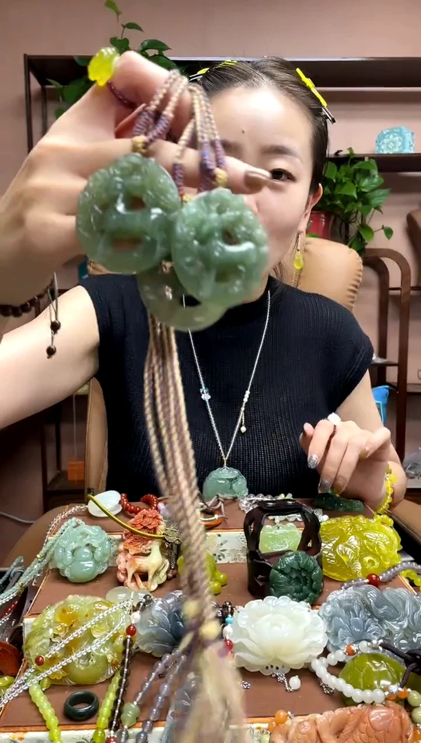 未镶嵌岫玉吊坠多样性发货发其中之一