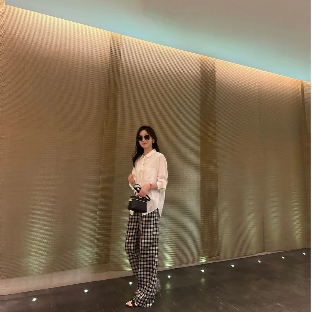 希娜 怦然心动 娃娃领真丝质感长袖衬衫