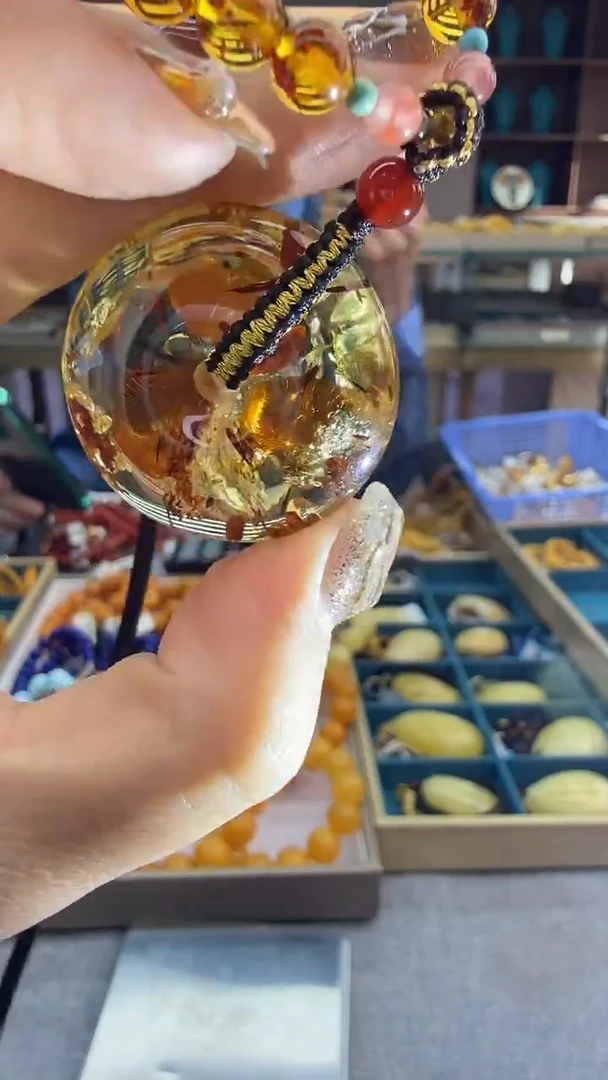 琥珀颈饰未镶嵌159秒拍号 假一罚三