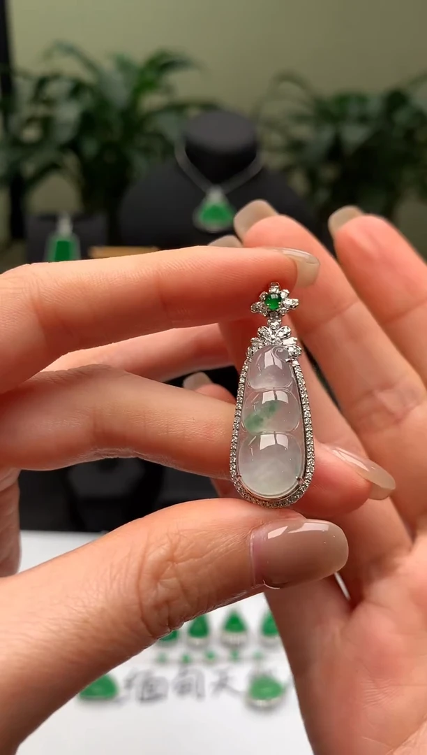 【闪购商品】翡翠颈饰18K金镶嵌福豆