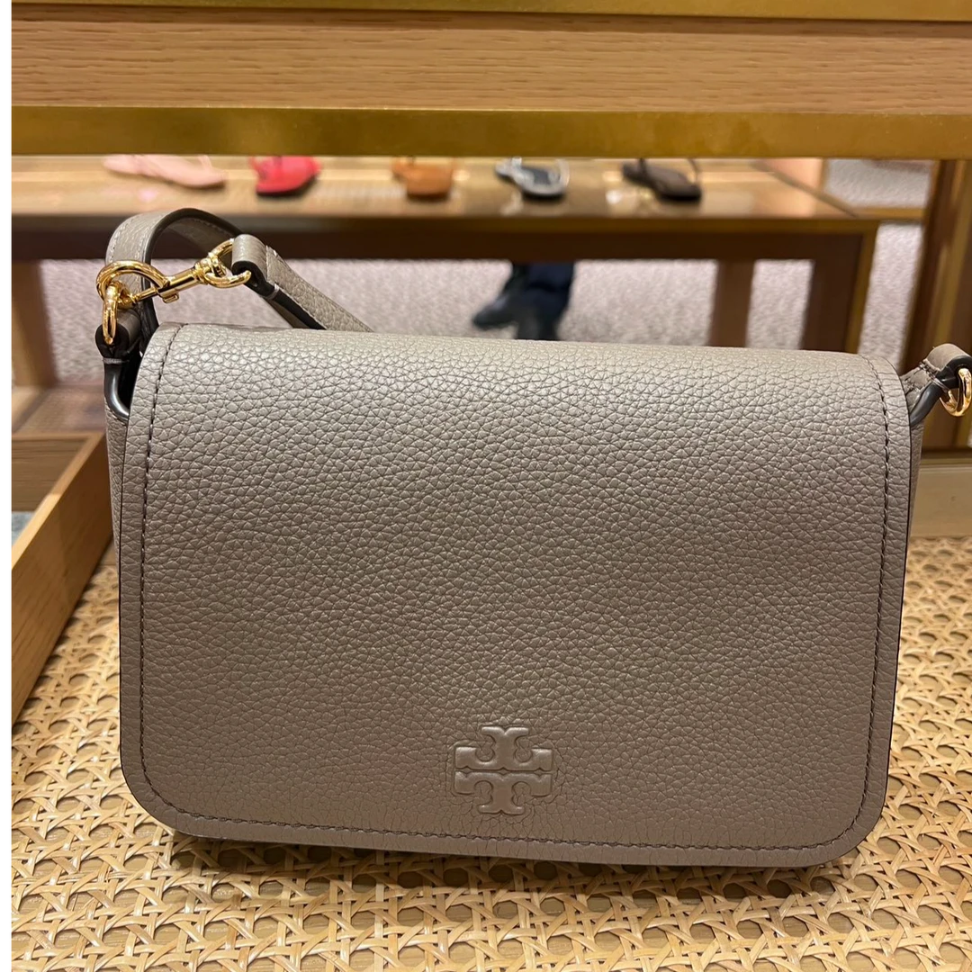 Tory Burch/汤丽柏琦灰色暗标翻盖相机包斜跨包144688 22-7-14CM