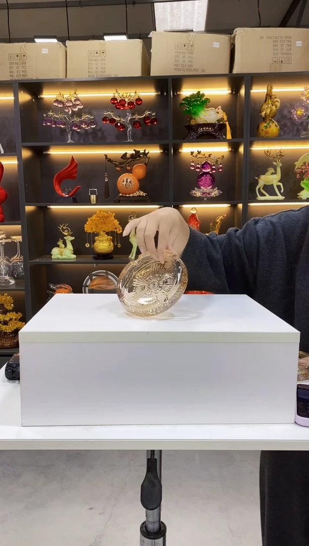 金色玻璃烟灰缸两个