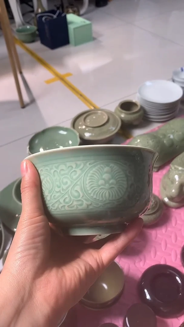 耀州窑青瓷缠枝莲纹六英寸小碗一只