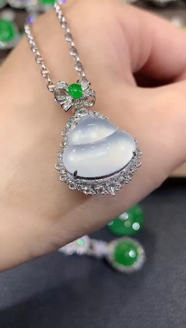 吊坠(不含链)18K金镶嵌翡翠C75