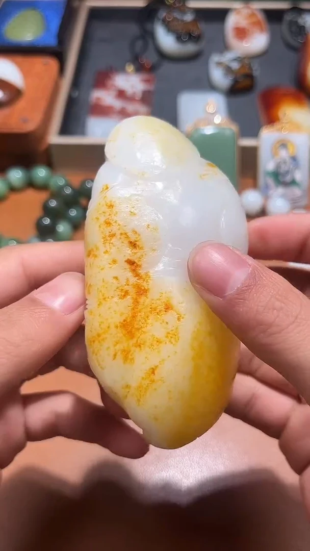 未镶嵌和田玉把件乡**。和田玉