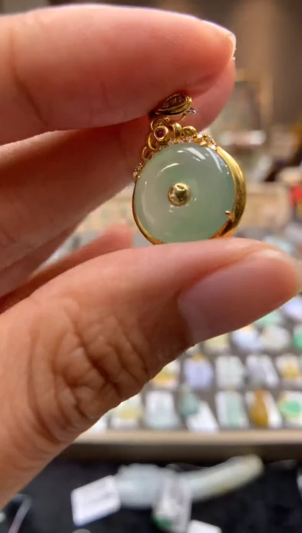 翡翠18K金镶嵌颈饰平安扣