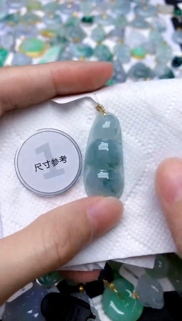 颈饰18K金镶嵌翡翠天然A货翡翠