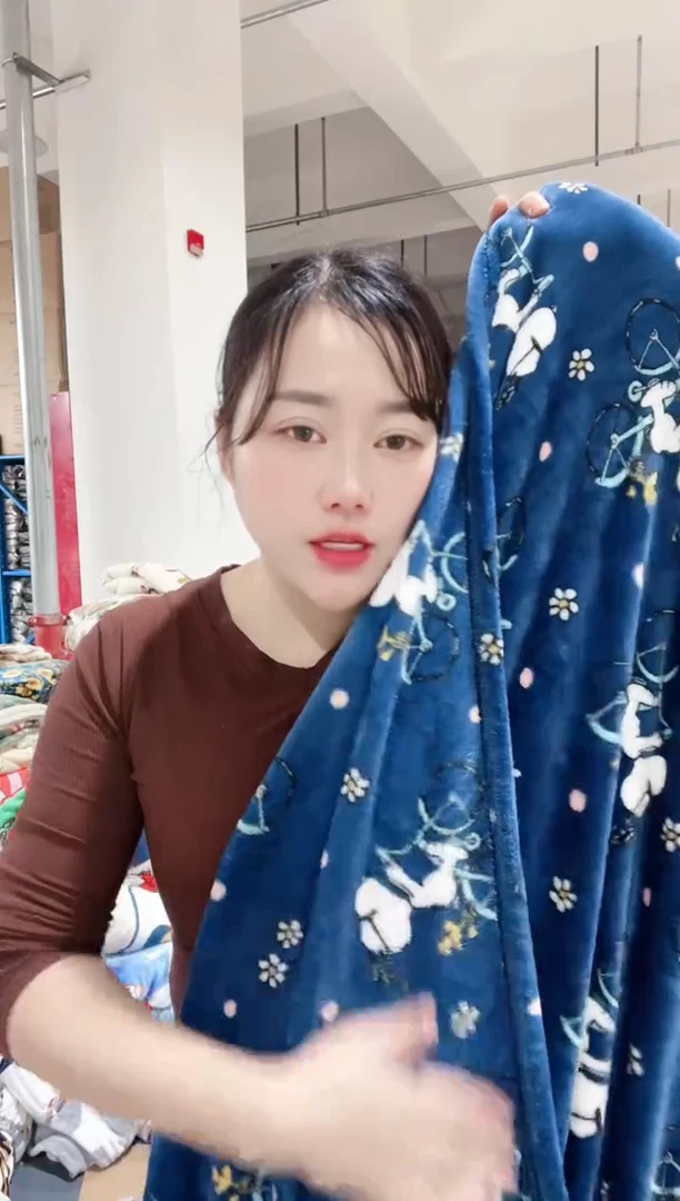 牛奶绒主播手上展示