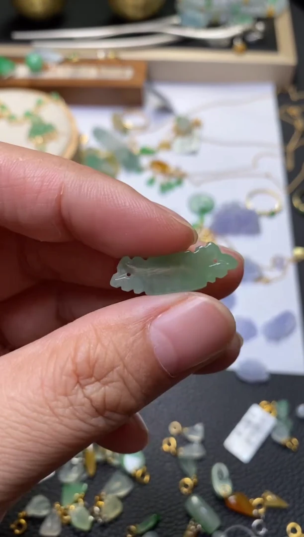 翡翠未镶嵌颈饰净货35212