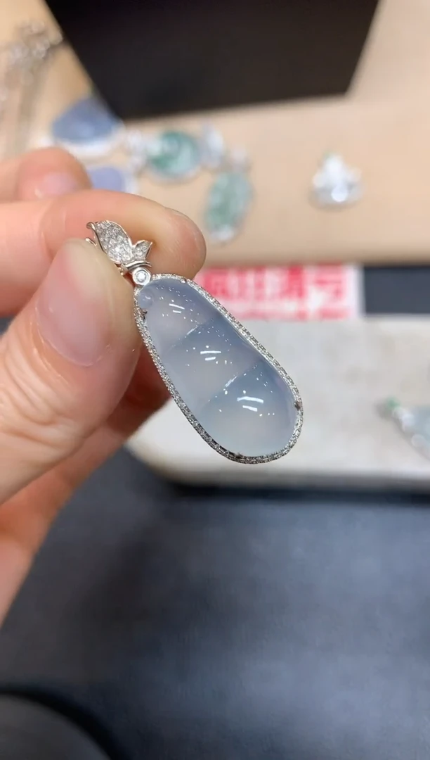 【闪购商品】翡翠吊坠(不含链)18K金镶嵌福豆【无服务费