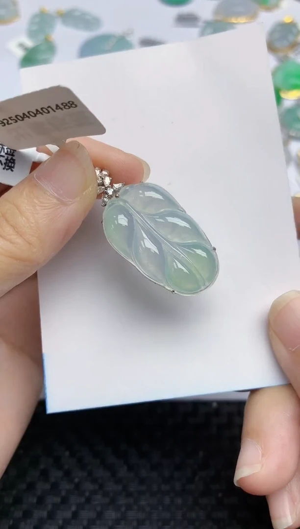 翡翠18K金镶嵌颈饰天然翡翠A货