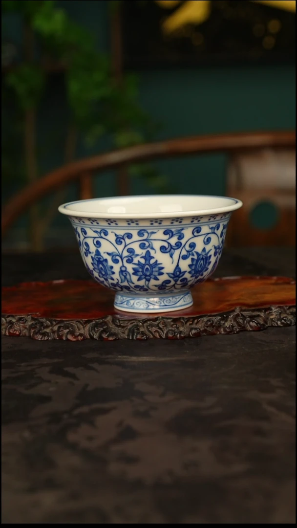 青花手绘缠枝莲主人杯