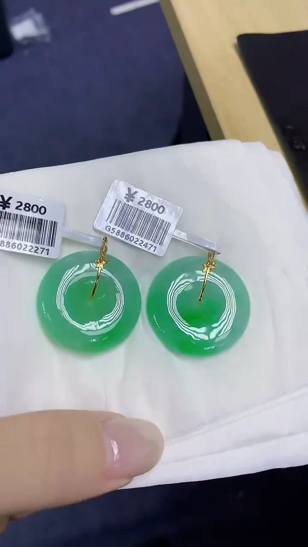 翡翠18K金镶嵌颈饰天然缅甸翡翠A货多样性发其一