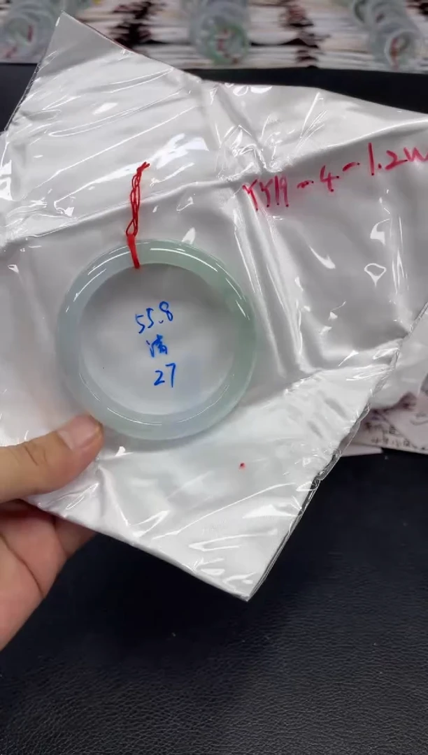 翡翠手镯未镶嵌翡翠手镯