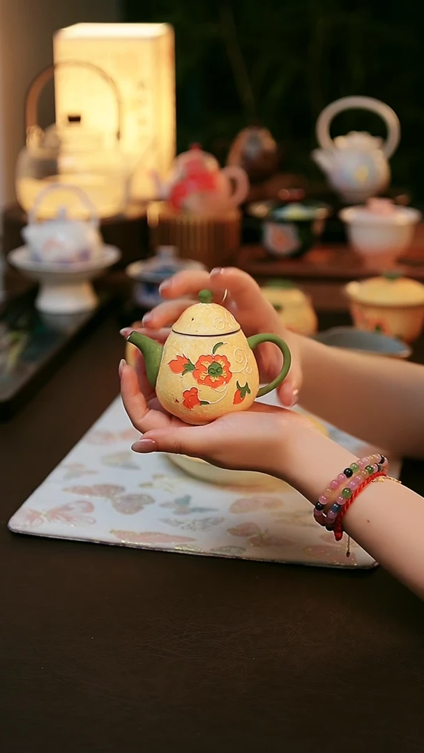 陶瓷茶具缠枝莲龙蛋壶（微瑕）