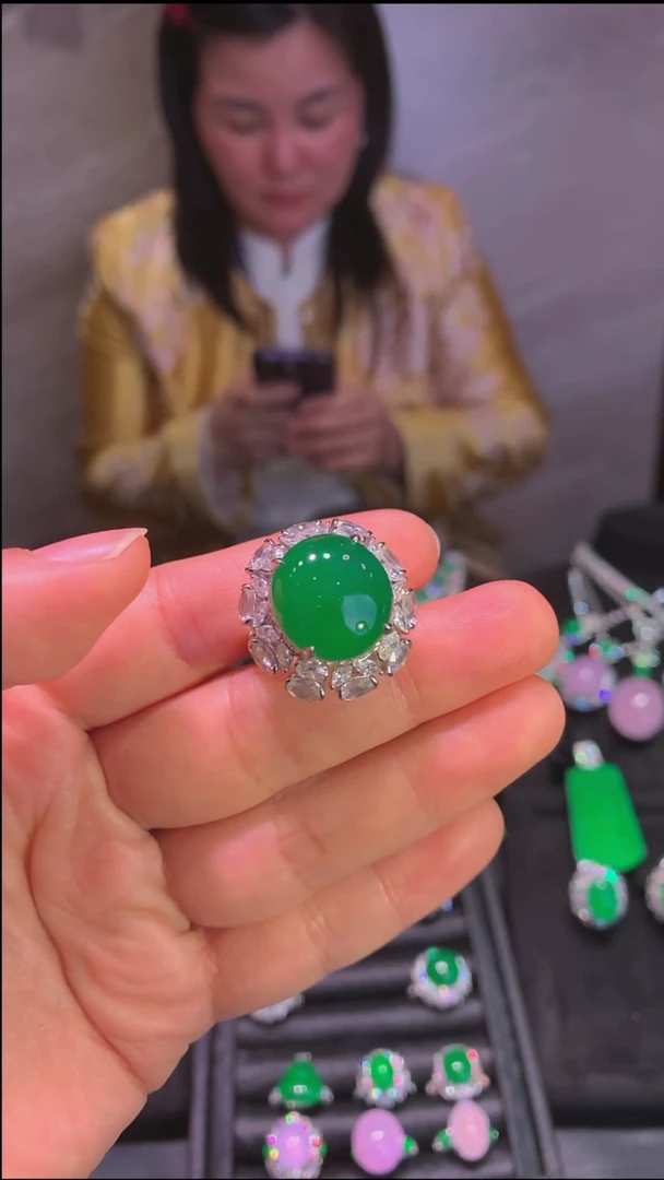 18K金镶嵌戒指翡翠戒指